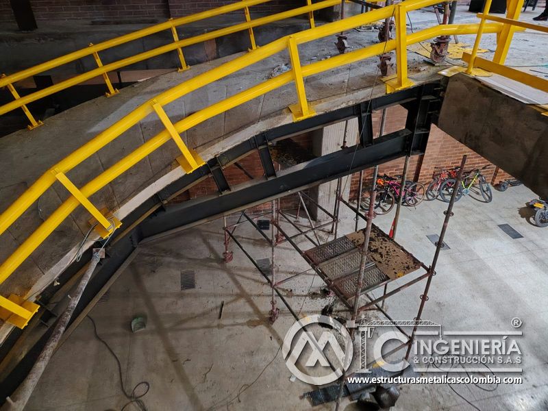 Limpieza y retoques finales en rampas de parqueadero obra civil acceso en Bogotá, Colombia. Montajes, Ingeniería y Construcción MIC SAS.