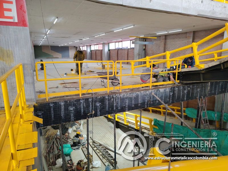 Limpieza y retoques finales en rampas de parqueadero vehicular edificio en Bogotá, Colombia. Montajes, Ingeniería y Construcción MIC SAS.