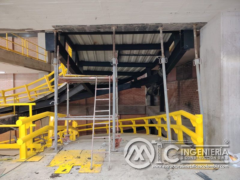 Pintura de barandas y señalización para rampas vehiculares acceso en Bogotá, Colombia. Montajes, Ingeniería y Construcción MIC SAS.
