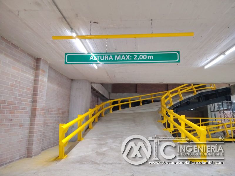 Pintura de barandas y señalización para rampas vehiculares comercial en Bogotá, Colombia. Montajes, Ingeniería y Construcción MIC SAS.