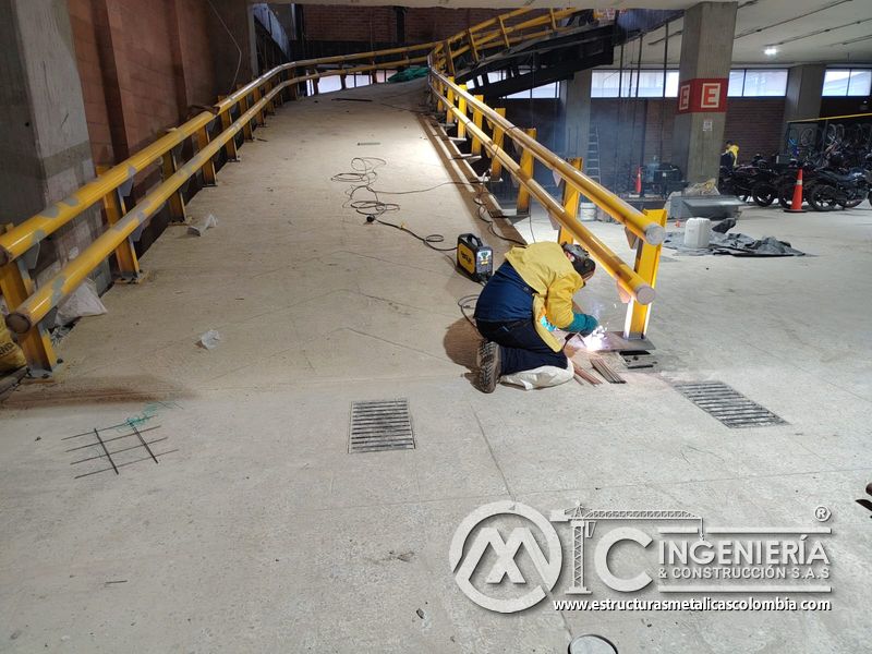 Pintura de barandas y señalización para rampas vehiculares concreto en Bogotá, Colombia. Montajes, Ingeniería y Construcción MIC SAS.