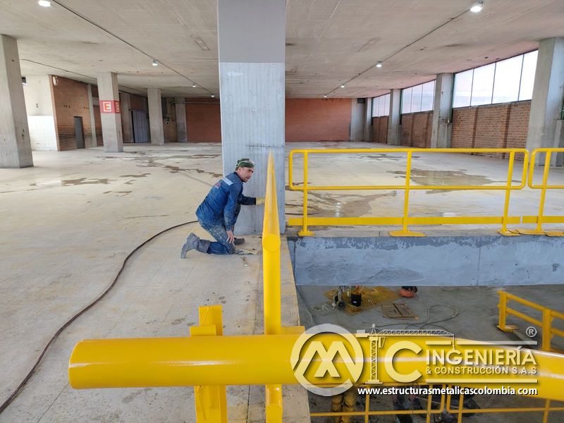 Pintura de barandas y señalización para rampas vehiculares concreto en Bogotá, Colombia. Montajes, Ingeniería y Construcción MIC SAS.