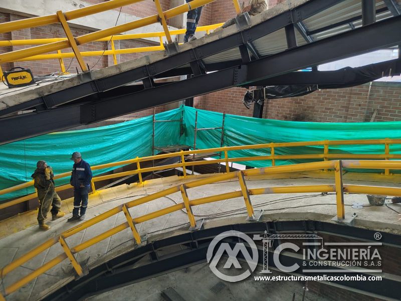 Pintura de barandas y señalización para rampas vehiculares parqueadero en Bogotá, Colombia. Montajes, Ingeniería y Construcción MIC SAS.