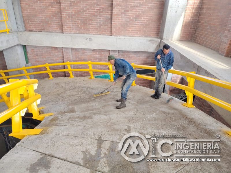 Pintura de barandas y señalización para rampas vehiculares parqueadero en Bogotá, Colombia. Montajes, Ingeniería y Construcción MIC SAS.