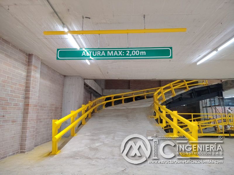 Pintura de barandas y señalización para rampas vehiculares seguridad en Bogotá, Colombia. Montajes, Ingeniería y Construcción MIC SAS.