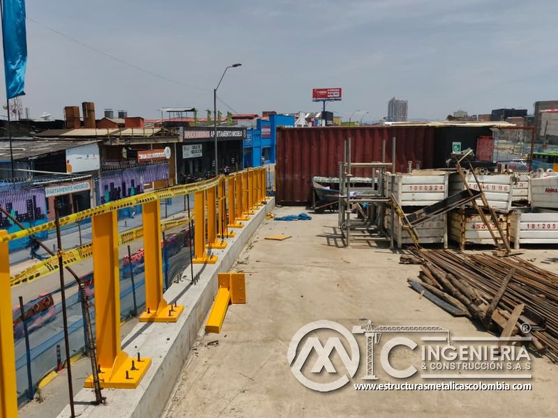 Barandas amarillas instaladas sobre borde del puente vehicular del puente Venecia con fabricación e instalación profesional en Bogotá, Colombia. Montajes, Ingeniería y Construcción. MIC SAS. Barandas amarillas instaladas sobre borde del puente vehicular del puente Venecia en Bogotá, Colombia. Montajes, Ingeniería y Construcción. MIC SAS.