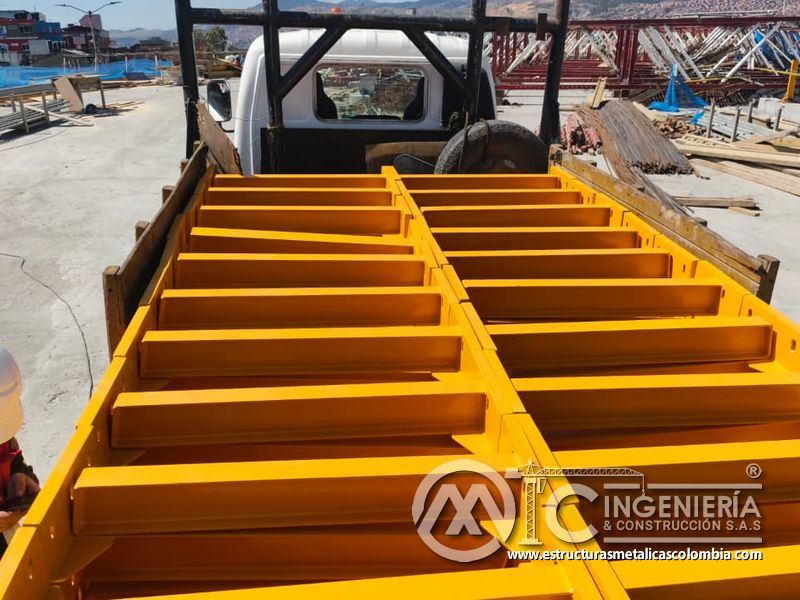 Módulo de baranda amarilla fabricado y apilado para instalación del puente Venecia con fabricación e instalación profesional en Bogotá, Colombia. Montajes, Ingeniería y Construcción. MIC SAS. Módulo de baranda amarilla fabricado y apilado para instalación del puente Venecia en Bogotá, Colombia. Montajes, Ingeniería y Construcción. MIC SAS.