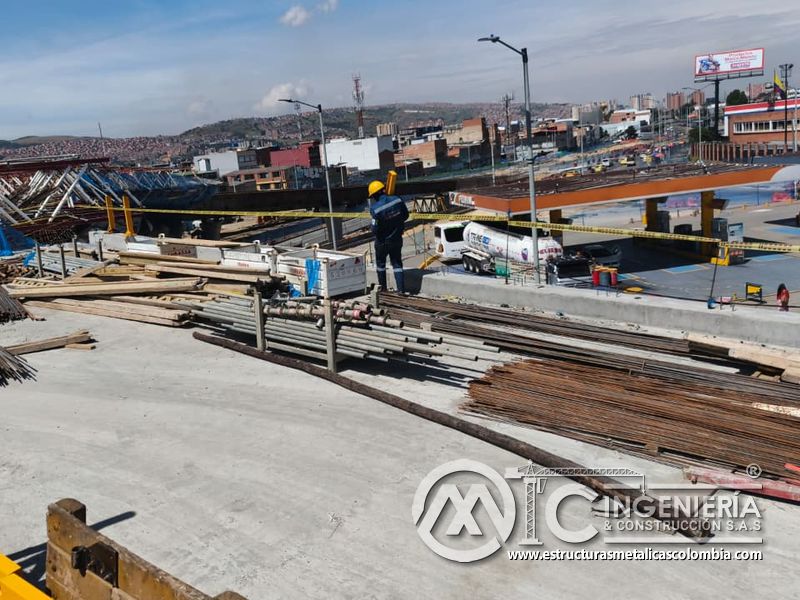 Tubos y perfiles metálicos preparados sobre la losa del puente del puente Venecia con fabricación e instalación profesional en Bogotá, Colombia. Montajes, Ingeniería y Construcción. MIC SAS. Tubos y perfiles metálicos preparados sobre la losa del puente del puente Venecia en Bogotá, Colombia. Montajes, Ingeniería y Construcción. MIC SAS.