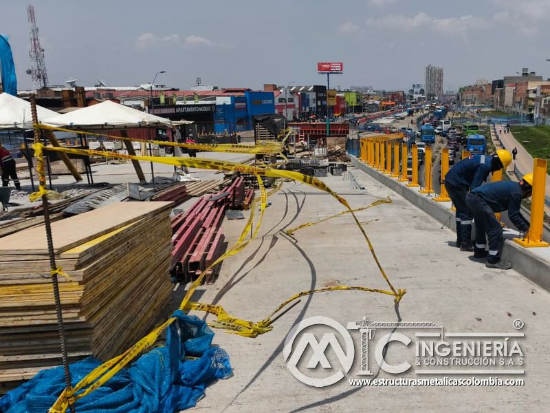 Postes amarillos anclados al pretil con materiales de montaje del puente Venecia con fabricación e instalación profesional en Bogotá, Colombia. Montajes, Ingeniería y Construcción. MIC SAS. Postes amarillos anclados al pretil con materiales de montaje del puente Venecia en Bogotá, Colombia. Montajes, Ingeniería y Construcción. MIC SAS.