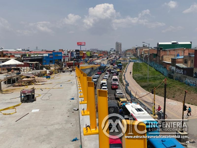 Panorámica de postes y barandas amarillas sobre el puente del puente Venecia con fabricación e instalación profesional en Bogotá, Colombia. Montajes, Ingeniería y Construcción. MIC SAS. Panorámica de postes y barandas amarillas sobre el puente del puente Venecia en Bogotá, Colombia. Montajes, Ingeniería y Construcción. MIC SAS.