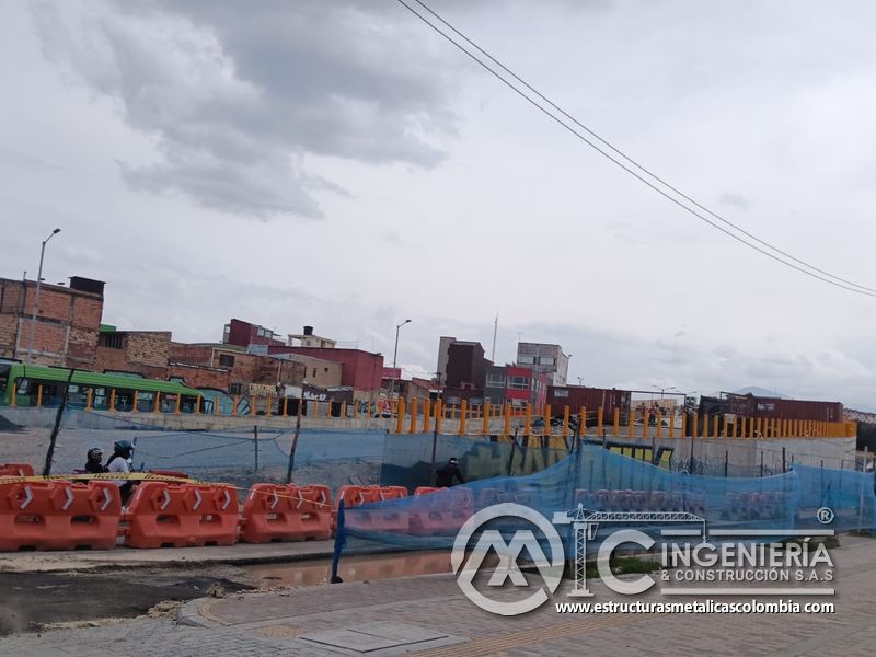 Pretil con postes amarillos y barrera temporal de obra del puente Venecia con fabricación e instalación profesional en Bogotá, Colombia. Montajes, Ingeniería y Construcción. MIC SAS. Pretil con postes amarillos y barrera temporal de obra del puente Venecia en Bogotá, Colombia. Montajes, Ingeniería y Construcción. MIC SAS.
