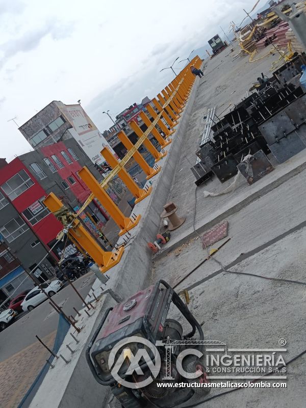 Vista vertical de barandas amarillas sobre el borde del puente del puente Venecia con fabricación e instalación profesional en Bogotá, Colombia. Montajes, Ingeniería y Construcción. MIC SAS. Vista vertical de barandas amarillas sobre el borde del puente del puente Venecia en Bogotá, Colombia. Montajes, Ingeniería y Construcción. MIC SAS.