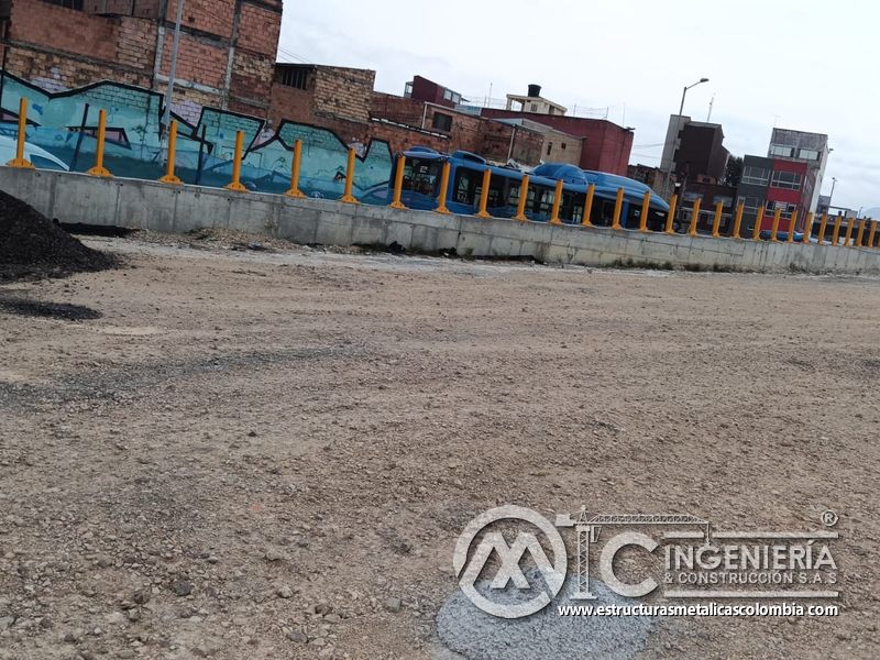 Pretil de concreto con anclajes antes de instalar barandas del puente Venecia con fabricación e instalación profesional en Bogotá, Colombia. Montajes, Ingeniería y Construcción. MIC SAS. Pretil de concreto con anclajes antes de instalar barandas del puente Venecia en Bogotá, Colombia. Montajes, Ingeniería y Construcción. MIC SAS.
