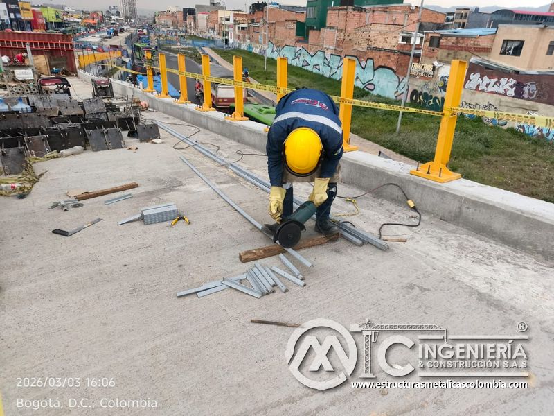 Trabajador cortando pieza metálica para barandas del puente del puente Venecia con fabricación e instalación profesional en Bogotá, Colombia. Montajes, Ingeniería y Construcción. MIC SAS. Trabajador cortando pieza metálica para barandas del puente del puente Venecia en Bogotá, Colombia. Montajes, Ingeniería y Construcción. MIC SAS.