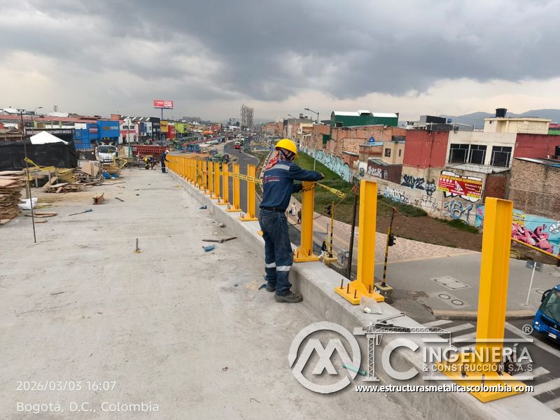 Trabajador instalando postes amarillos sobre el borde del puente del puente Venecia con fabricación e instalación profesional en Bogotá, Colombia. Montajes, Ingeniería y Construcción. MIC SAS. Trabajador instalando postes amarillos sobre el borde del puente del puente Venecia en Bogotá, Colombia. Montajes, Ingeniería y Construcción. MIC SAS.