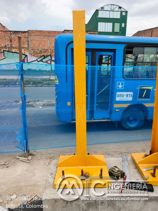 Base y poste amarillo de baranda listos para fijación del puente Venecia con fabricación e instalación profesional en Bogotá, Colombia. Montajes, Ingeniería y Construcción. MIC SAS. Base y poste amarillo de baranda listos para fijación del puente Venecia en Bogotá, Colombia. Montajes, Ingeniería y Construcción. MIC SAS.