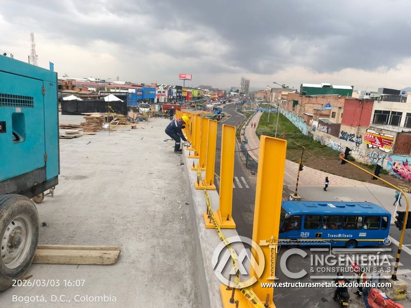 Trabajador ajustando postes amarillos sobre pretil de concreto del puente Venecia con fabricación e instalación profesional en Bogotá, Colombia. Montajes, Ingeniería y Construcción. MIC SAS. Trabajador ajustando postes amarillos sobre pretil de concreto del puente Venecia en Bogotá, Colombia. Montajes, Ingeniería y Construcción. MIC SAS.