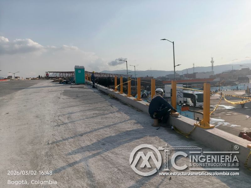 Trabajador junto a barandas amarillas instaladas en el puente del puente Venecia con fabricación e instalación profesional en Bogotá, Colombia. Montajes, Ingeniería y Construcción. MIC SAS. Trabajador junto a barandas amarillas instaladas en el puente del puente Venecia en Bogotá, Colombia. Montajes, Ingeniería y Construcción. MIC SAS.