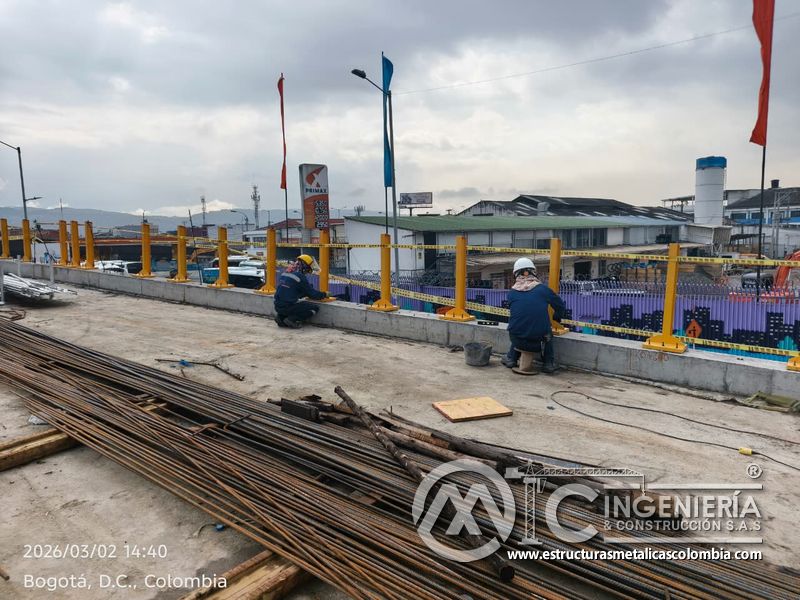 Trabajadores montando barandas y pasamanos sobre la losa del puente Venecia con fabricación e instalación profesional en Bogotá, Colombia. Montajes, Ingeniería y Construcción. MIC SAS. Trabajadores montando barandas y pasamanos sobre la losa del puente Venecia en Bogotá, Colombia. Montajes, Ingeniería y Construcción. MIC SAS.