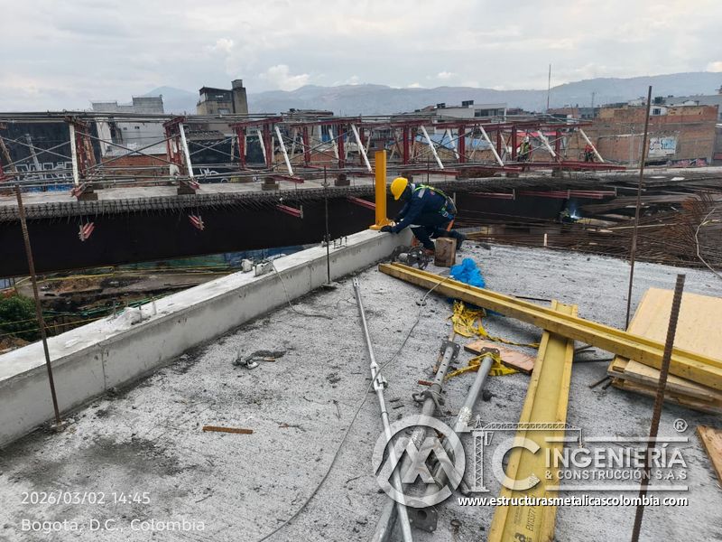 Trabajador ajustando pasamanos tubular amarillo en baranda del puente Venecia con fabricación e instalación profesional en Bogotá, Colombia. Montajes, Ingeniería y Construcción. MIC SAS. Trabajador ajustando pasamanos tubular amarillo en baranda del puente Venecia en Bogotá, Colombia. Montajes, Ingeniería y Construcción. MIC SAS.