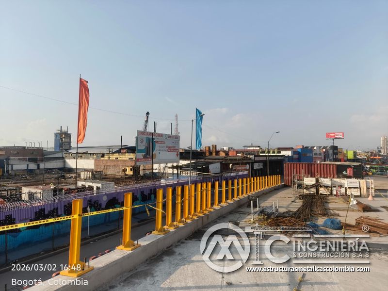 Barandas amarillas continuas instaladas sobre el puente vehicular del puente Venecia con fabricación e instalación profesional en Bogotá, Colombia. Montajes, Ingeniería y Construcción. MIC SAS. Barandas amarillas continuas instaladas sobre el puente vehicular del puente Venecia en Bogotá, Colombia. Montajes, Ingeniería y Construcción. MIC SAS.