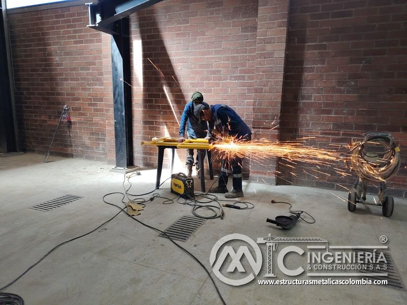 Rampas de acceso vehicular en concreto para parqueaderos edificio en Bogotá, Colombia. Montajes, Ingeniería y Construcción MIC SAS.