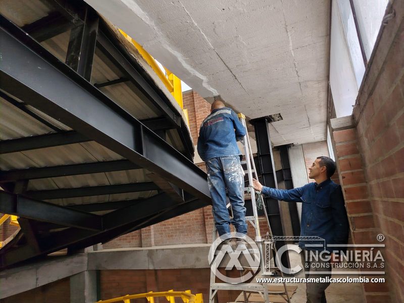 Rampas de acceso vehicular en concreto para parqueaderos edificio en Bogotá, Colombia. Montajes, Ingeniería y Construcción MIC SAS.