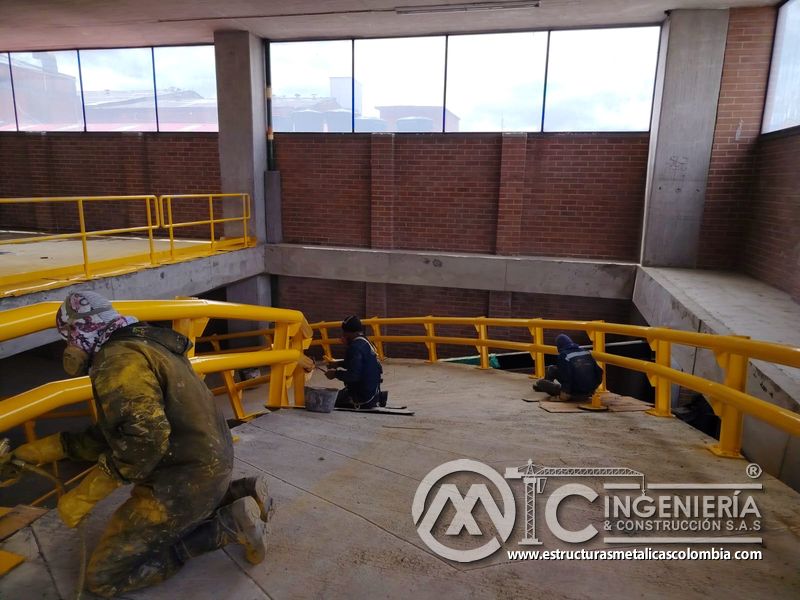 Rampas de acceso vehicular en concreto para parqueaderos estructura en Bogotá, Colombia. Montajes, Ingeniería y Construcción MIC SAS.