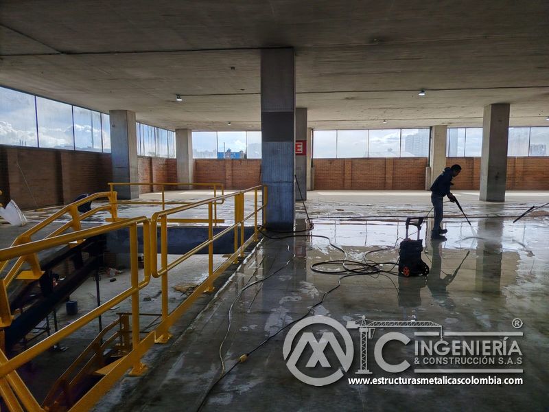 Rampas de acceso vehicular en concreto para parqueaderos estructura en Bogotá, Colombia. Montajes, Ingeniería y Construcción MIC SAS.
