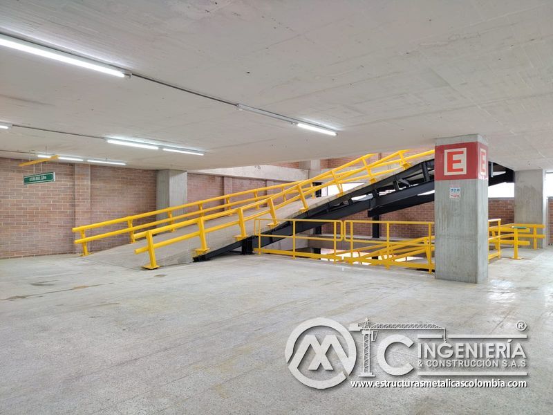 Rampas de acceso vehicular en concreto para parqueaderos metálica en Bogotá, Colombia. Montajes, Ingeniería y Construcción MIC SAS.