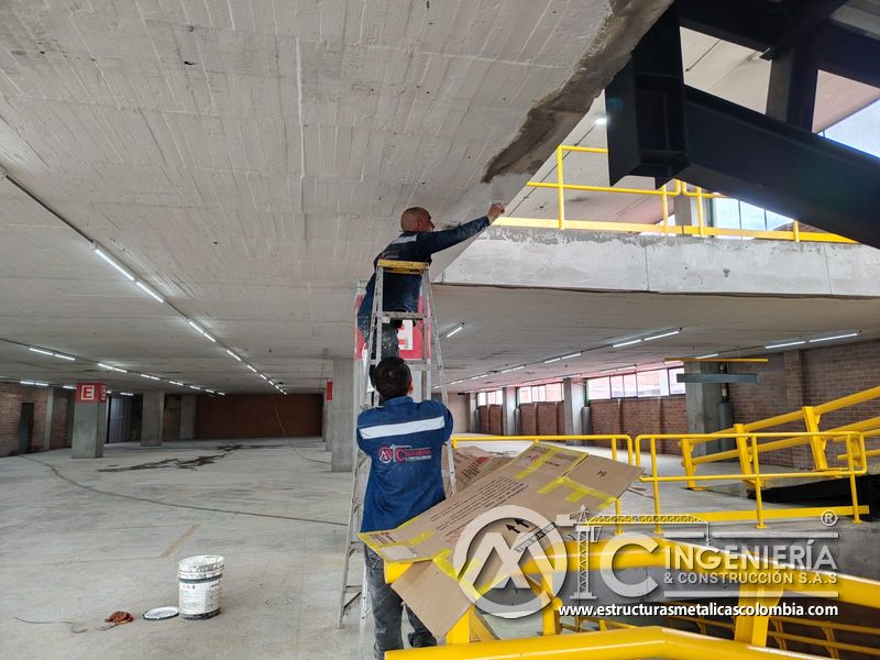 Rampas de acceso vehicular en concreto para parqueaderos metálica en Bogotá, Colombia. Montajes, Ingeniería y Construcción MIC SAS.