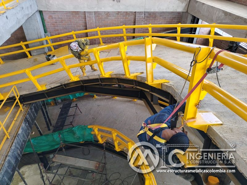 Rampas de acceso vehicular en concreto para parqueaderos obra civil en Bogotá, Colombia. Montajes, Ingeniería y Construcción MIC SAS.
