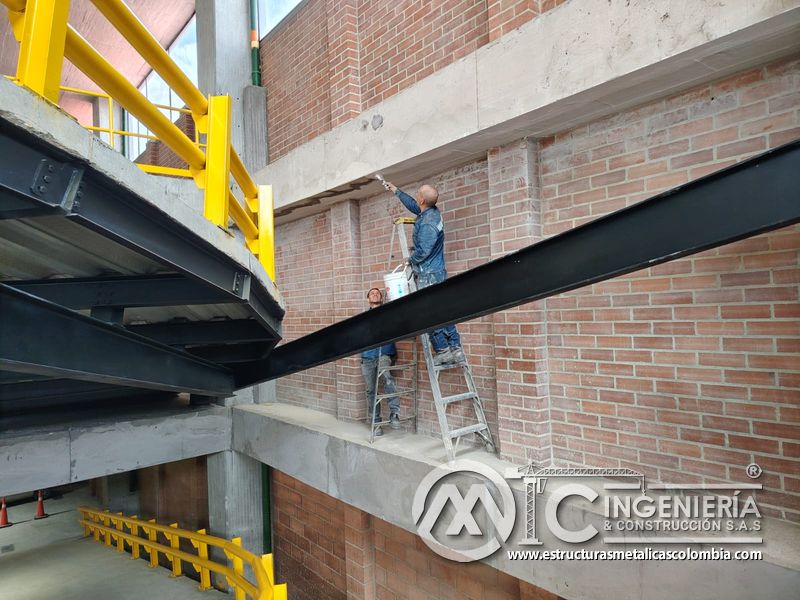 Rampas de acceso vehicular en concreto para parqueaderos en Bogotá, Colombia. Montajes, Ingeniería y Construcción MIC SAS.