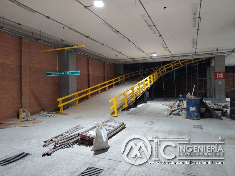 Rampas vehiculares terminadas con pasamanos y seguridad acceso edificio en Bogotá, Colombia. Montajes, Ingeniería y Construcción MIC SAS.