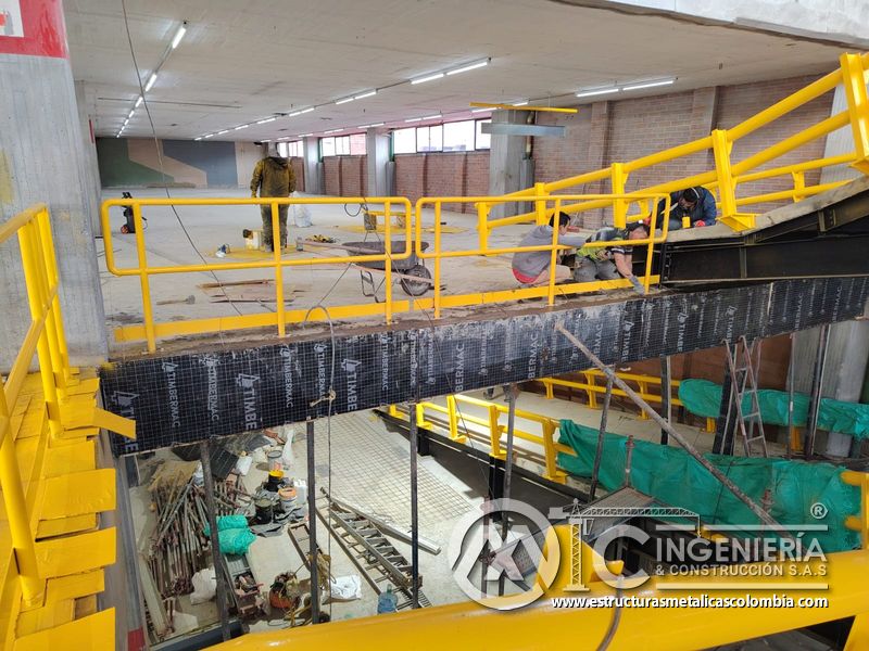 Rampas vehiculares terminadas con pasamanos y seguridad comercial en Bogotá, Colombia. Montajes, Ingeniería y Construcción MIC SAS.