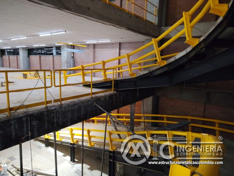 Rampas vehiculares terminadas con pasamanos y seguridad concreto acceso en Bogotá, Colombia. Montajes, Ingeniería y Construcción MIC SAS.