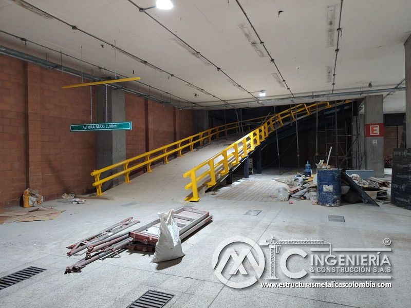 Rampas vehiculares terminadas con pasamanos y seguridad parqueadero en Bogotá, Colombia. Montajes, Ingeniería y Construcción MIC SAS.