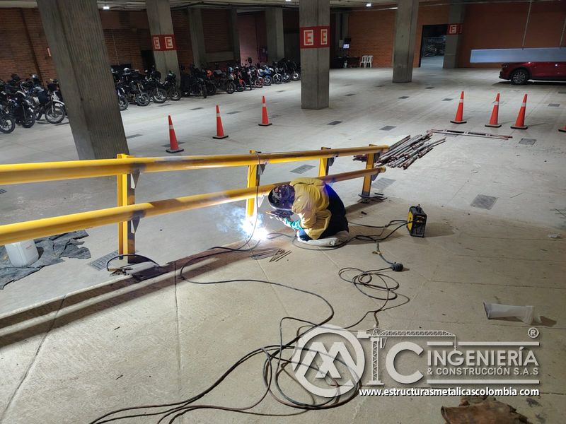 Rampas vehiculares terminadas con pasamanos y seguridad seguridad en Bogotá, Colombia. Montajes, Ingeniería y Construcción MIC SAS.