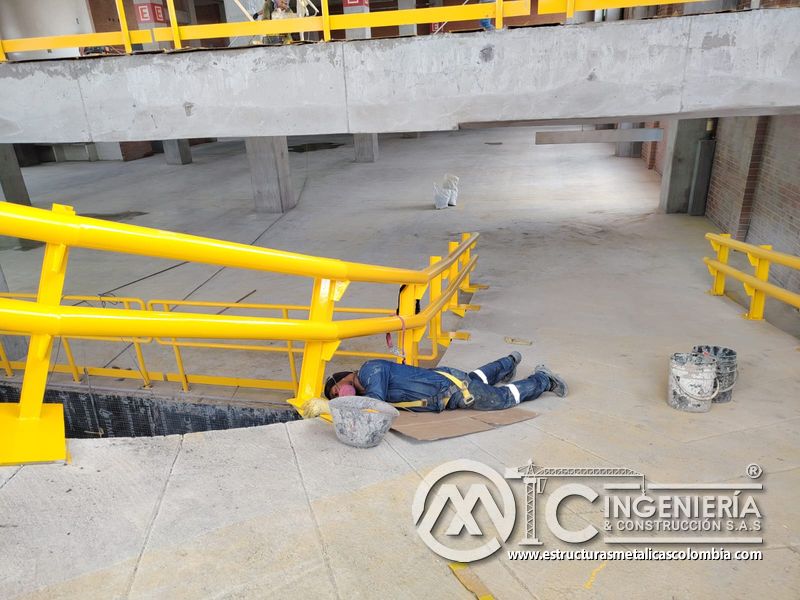 Resultado final de obra civil para rampas vehiculares comercial acceso en Bogotá, Colombia. Montajes, Ingeniería y Construcción MIC SAS.