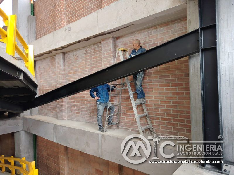 Resultado final de obra civil para rampas vehiculares comercial acceso en Bogotá, Colombia. Montajes, Ingeniería y Construcción MIC SAS.