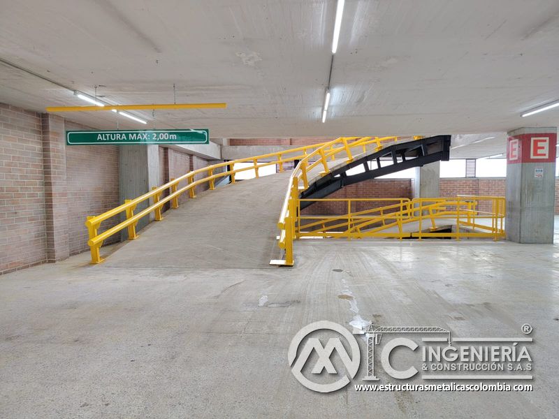 Resultado final de obra civil para rampas vehiculares comercial acceso en Bogotá, Colombia. Montajes, Ingeniería y Construcción MIC SAS.