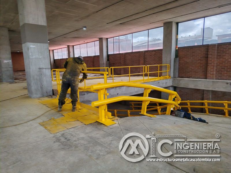 Resultado final de obra civil para rampas vehiculares concreto metálica en Bogotá, Colombia. Montajes, Ingeniería y Construcción MIC SAS.