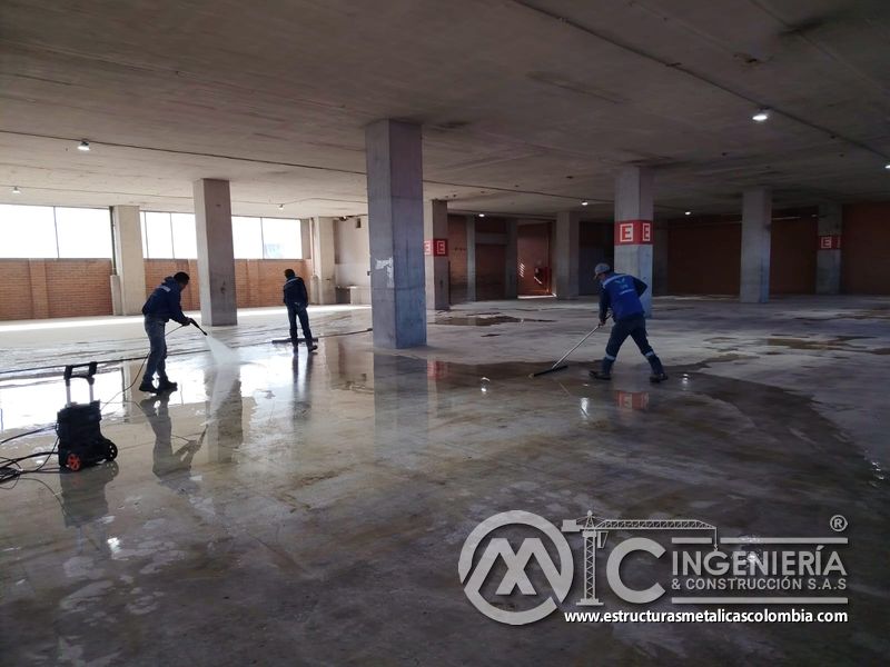 Resultado final de obra civil para rampas vehiculares concreto metálica en Bogotá, Colombia. Montajes, Ingeniería y Construcción MIC SAS.