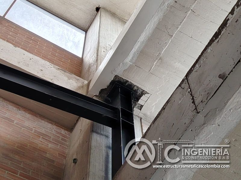 Resultado final de obra civil para rampas vehiculares parqueadero en Bogotá, Colombia. Montajes, Ingeniería y Construcción MIC SAS.