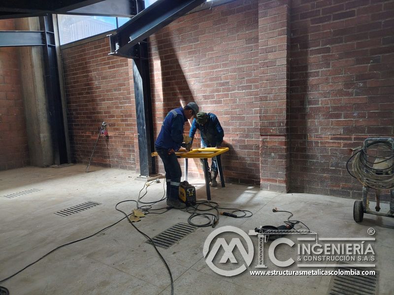 Resultado final de obra civil para rampas vehiculares seguridad acceso en Bogotá, Colombia. Montajes, Ingeniería y Construcción MIC SAS.
