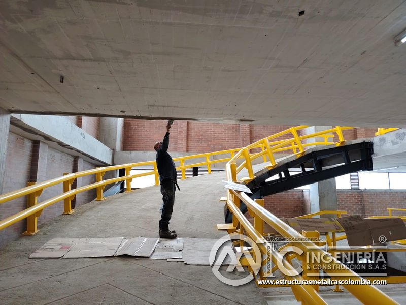 Resultado final de obra civil para rampas vehiculares seguridad acceso en Bogotá, Colombia. Montajes, Ingeniería y Construcción MIC SAS.