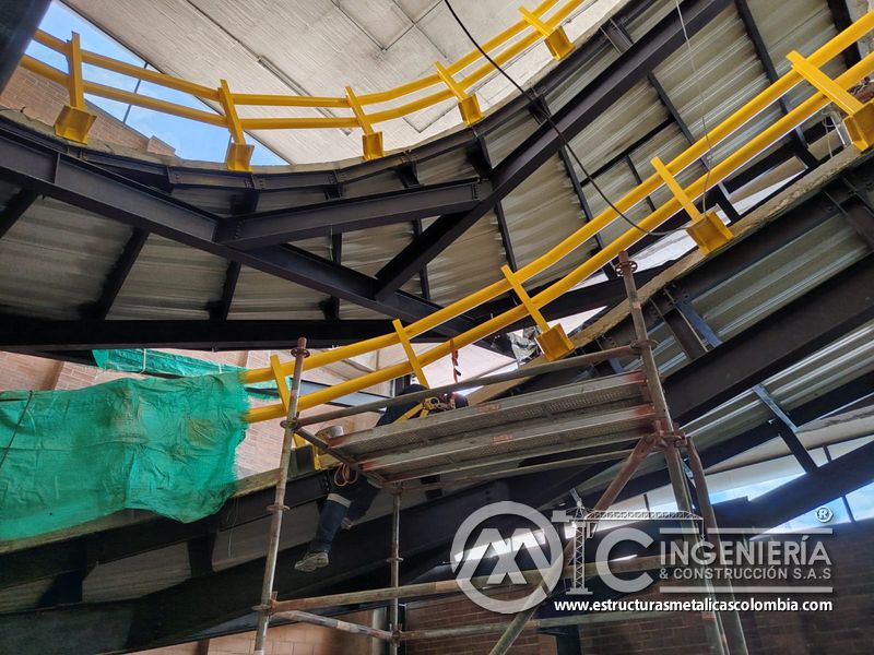 Vista final de rampas vehiculares para parqueaderos edificio seguridad en Bogotá, Colombia. Montajes, Ingeniería y Construcción MIC SAS.