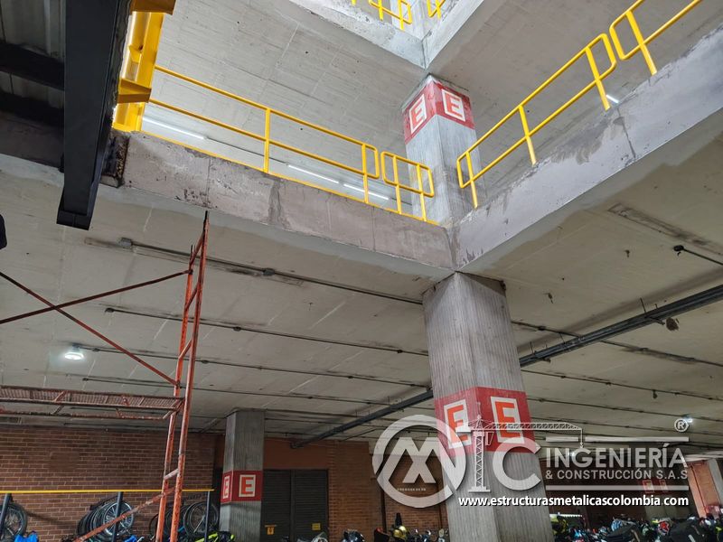 Vista final de rampas vehiculares para parqueaderos edificio seguridad en Bogotá, Colombia. Montajes, Ingeniería y Construcción MIC SAS.