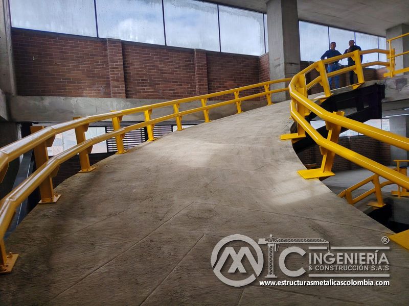 Vista final de rampas vehiculares para parqueaderos edificio seguridad en Bogotá, Colombia. Montajes, Ingeniería y Construcción MIC SAS.