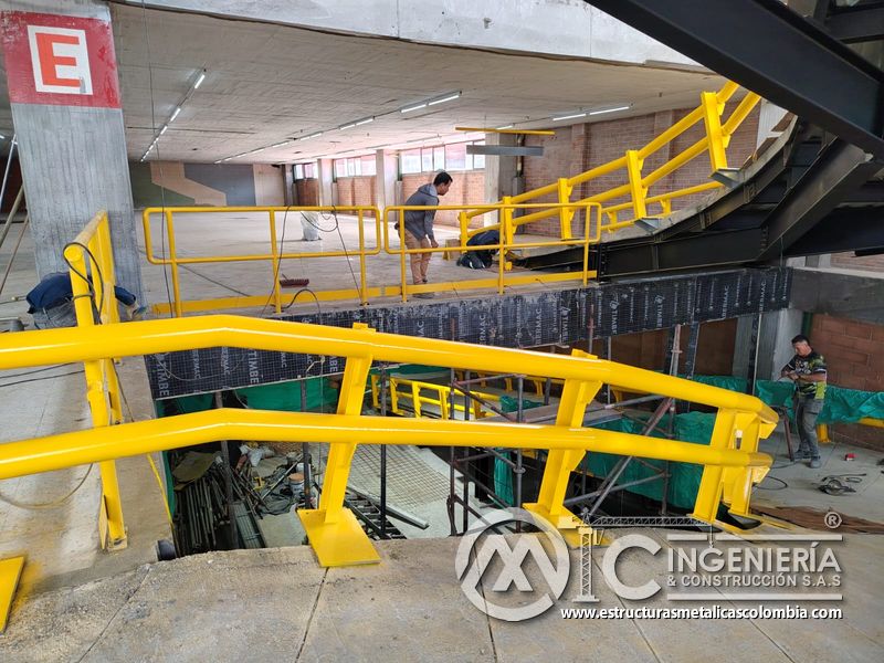 Vista final de rampas vehiculares para parqueaderos estructura concreto en Bogotá, Colombia. Montajes, Ingeniería y Construcción MIC SAS.